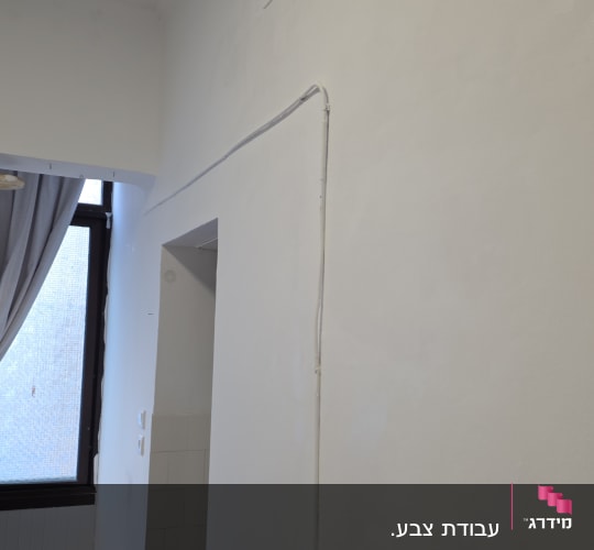 תקרה וקירות פנים הצבועים בלבן חלק בדירת מגורים
